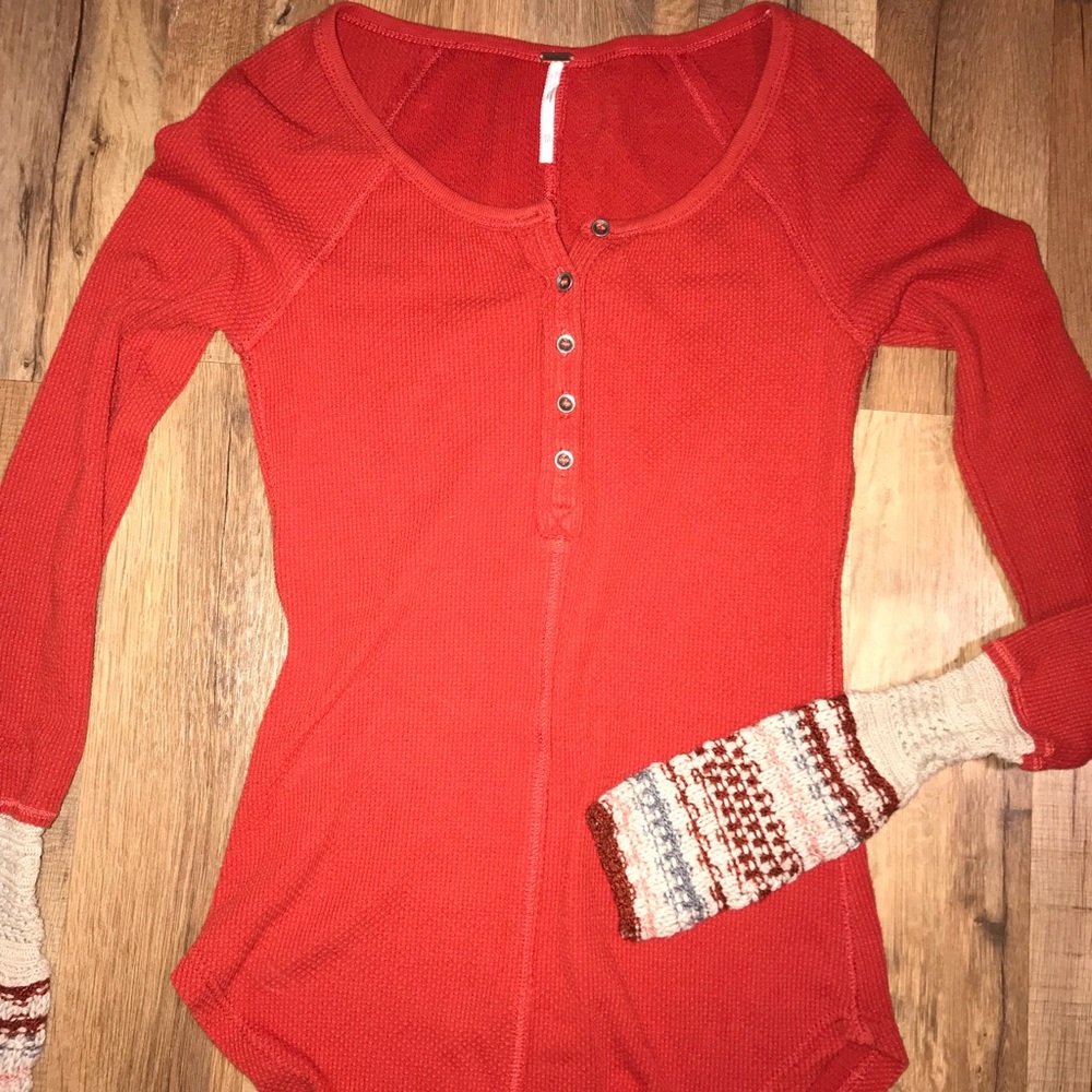 FREE PEOPLE long sleeve with knitted sleeves!